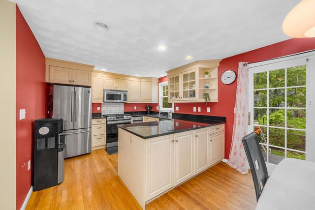 855 Wellman Ave 855, Chelmsford, MA 01863