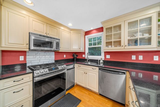 855 Wellman Ave 855, Chelmsford, MA 01863
