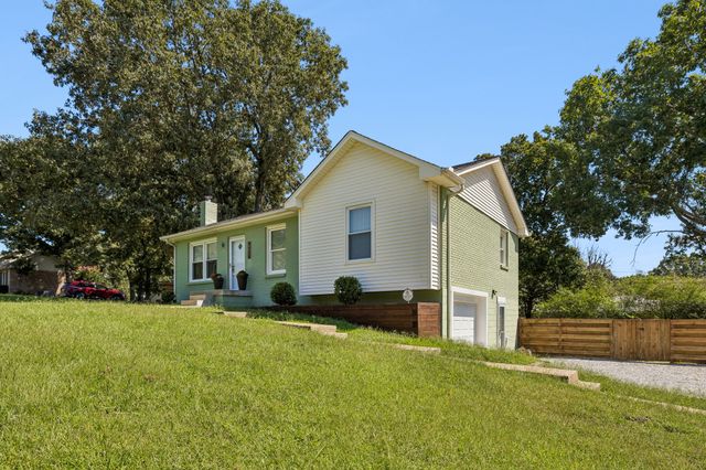 401 Bluebird Ln, Dickson, TN 37055