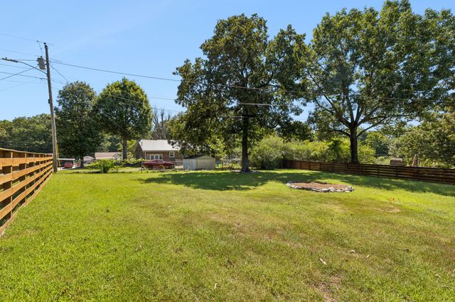 401 Bluebird Ln, Dickson, TN 37055
