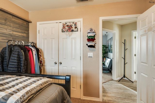 1877 N PETERSON ROAD, Iowa Park, TX 76367