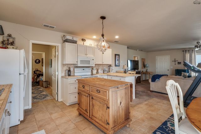 1877 N PETERSON ROAD, Iowa Park, TX 76367