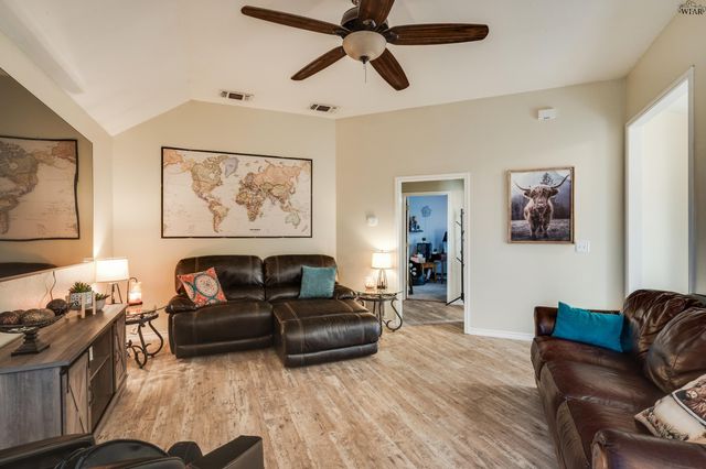 1877 N PETERSON ROAD, Iowa Park, TX 76367