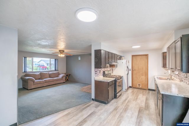 920 N 9th St, Aumsville, OR 97325