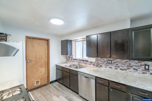 920 N 9th St, Aumsville, OR 97325