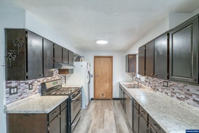 920 N 9th St, Aumsville, OR 97325