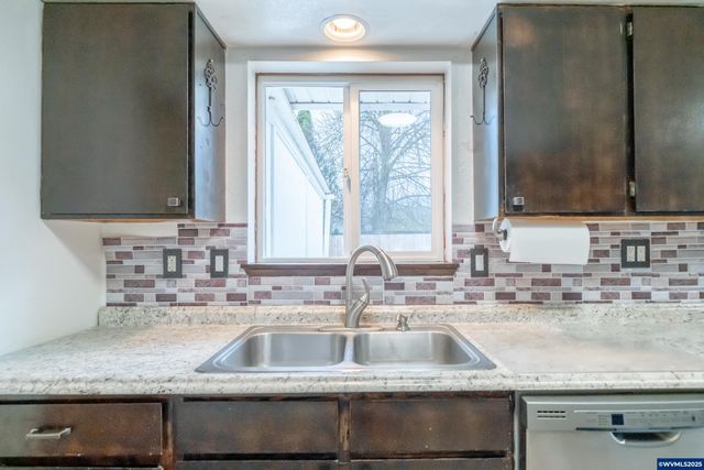 920 N 9th St, Aumsville, OR 97325