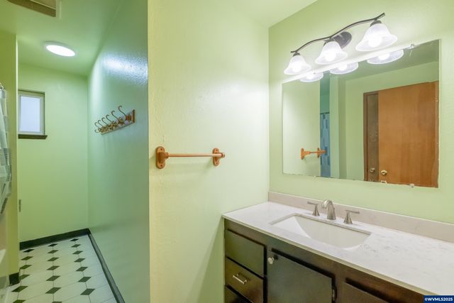 920 N 9th St, Aumsville, OR 97325