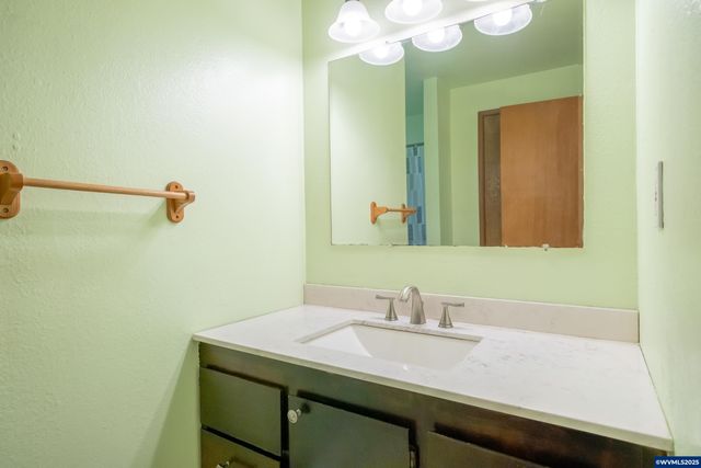 920 N 9th St, Aumsville, OR 97325