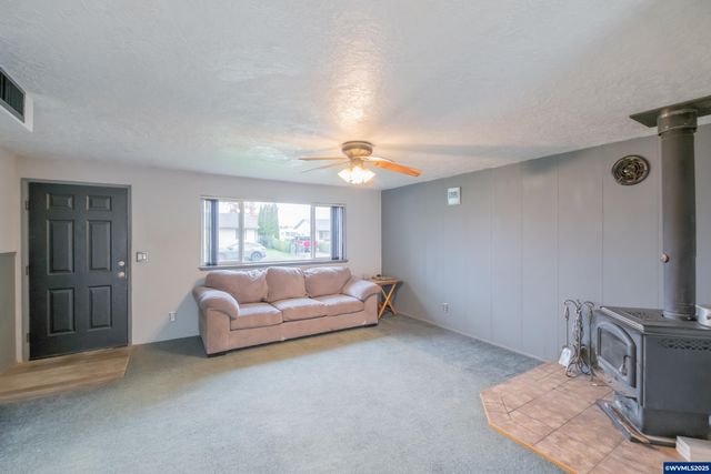 920 N 9th St, Aumsville, OR 97325