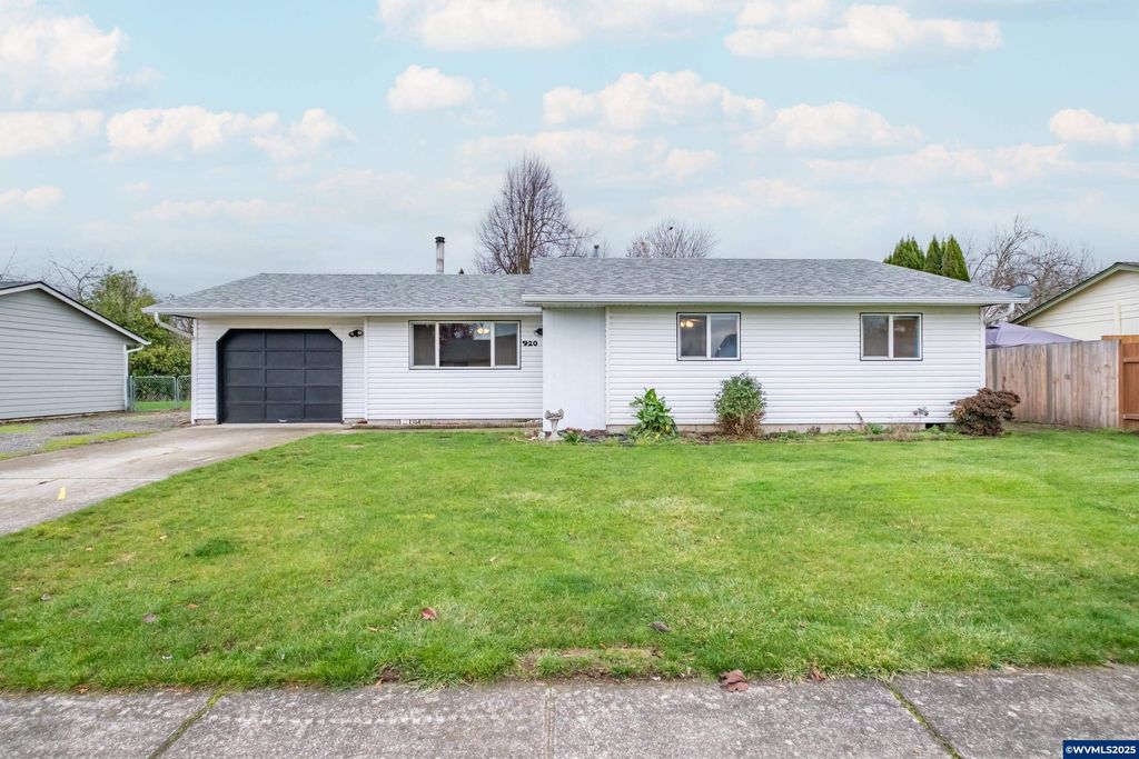 920 N 9th St, Aumsville, OR 97325