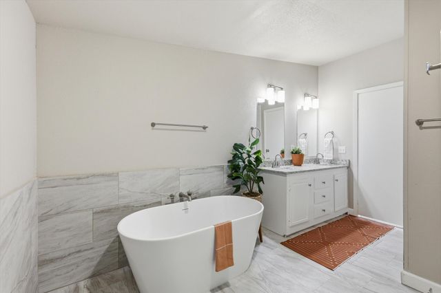 11105 Mckinley Drive, Venus, TX 76084