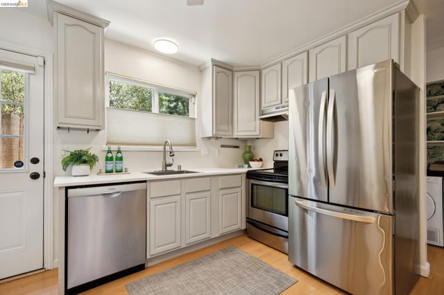 2207 Damuth St 2, Oakland, CA 94602