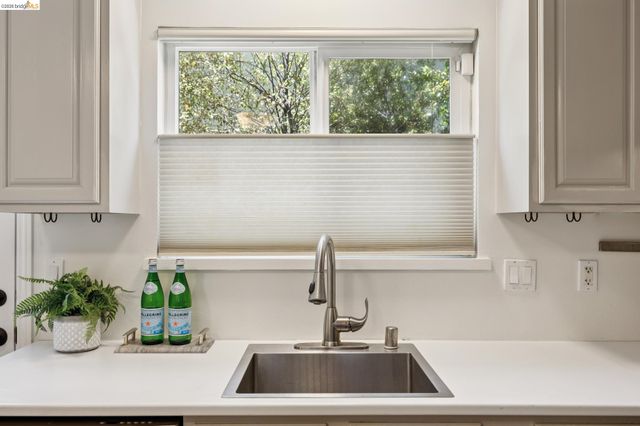 2207 Damuth St 2, Oakland, CA 94602