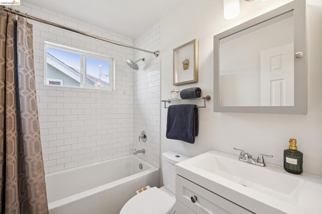 2207 Damuth St 2, Oakland, CA 94602
