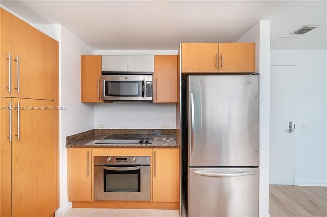 300 S Biscayne Blvd T-1905, Miami, FL 33131