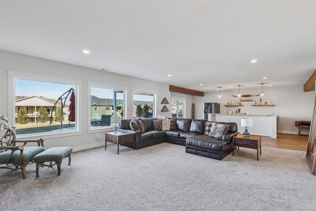 2719 Blooming Heights Drive, Norwalk, IA 50211