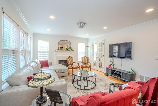 6 Fountain Drive, Franklin, NJ 08873