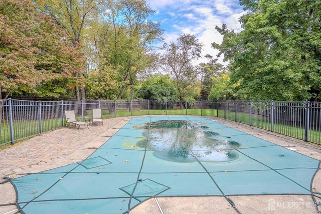 6 Fountain Drive, Franklin, NJ 08873