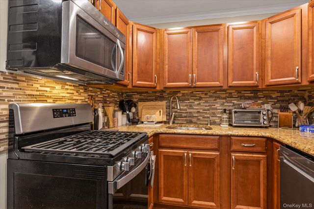 190 31st Street, Lindenhurst, NY 11757