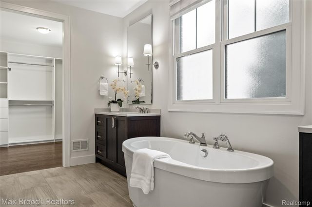 1180 Manchester Road, Birmingham, MI 48009