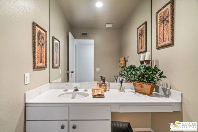215 Calle Bravo, Palm Springs, CA 92264