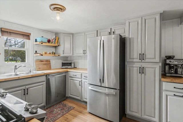 185 Sand Hill Road, Essex, VT 05452