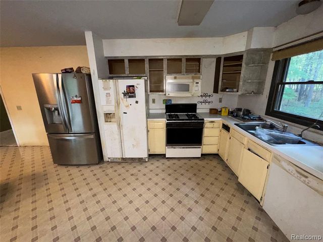 2627 Logging Trail Trail, Brighton, MI 48114