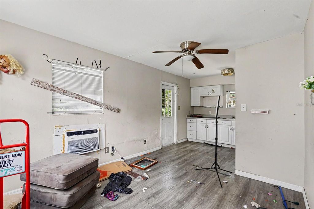 Image 16 of property listing at 2603 W HENRY AVENUE, Tampa, FL 33614