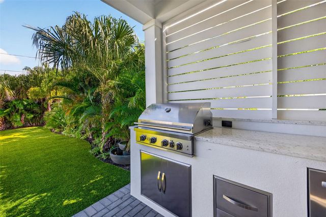 2525 DARTMOUTH AVENUE N, St Petersburg, FL 33713