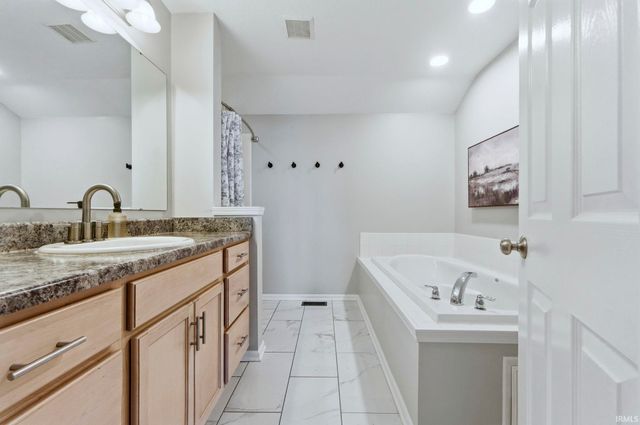 910 Honey Willow Boulevard, Huntertown, IN 46748