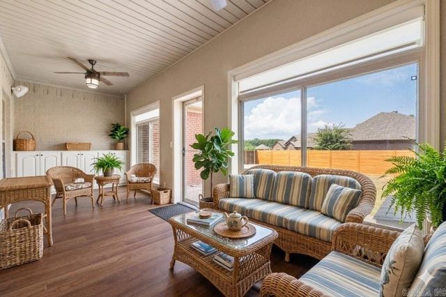 164 Crystal Lake Rd, Austin, AR 72007