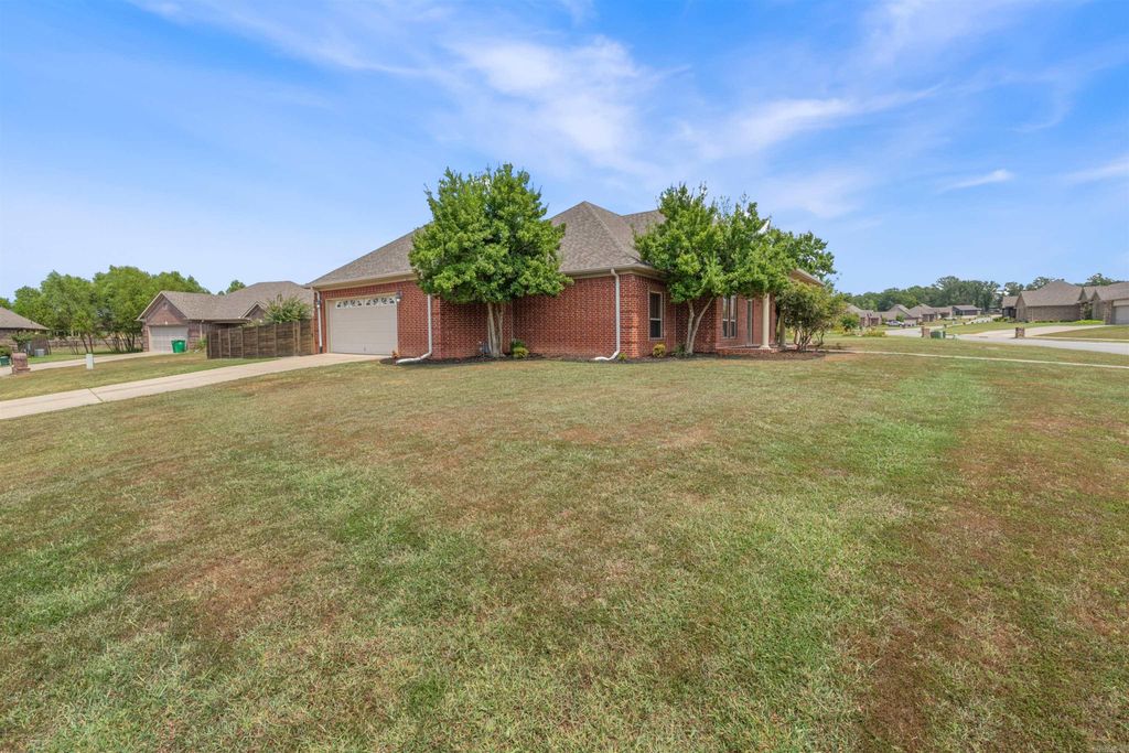 164 Crystal Lake Rd, Austin, AR 72007