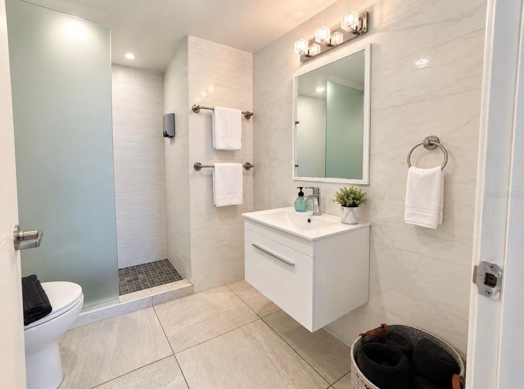 Image 10 of property listing at ESJ Tower 176, Carolina, PR 00979