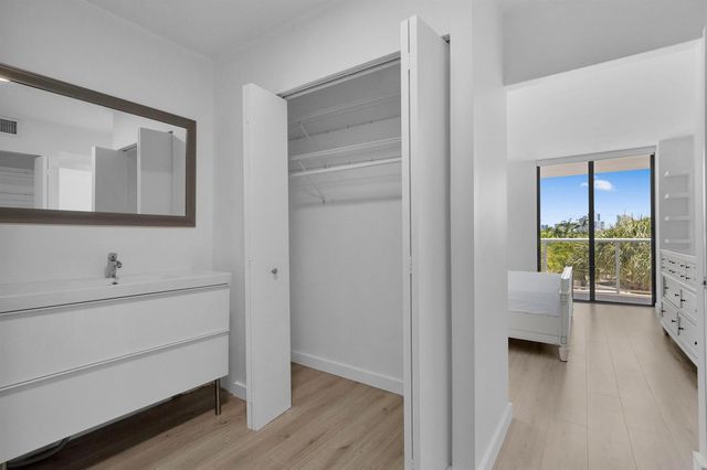 3701 N Country Club Drive 404, Aventura, FL 33180