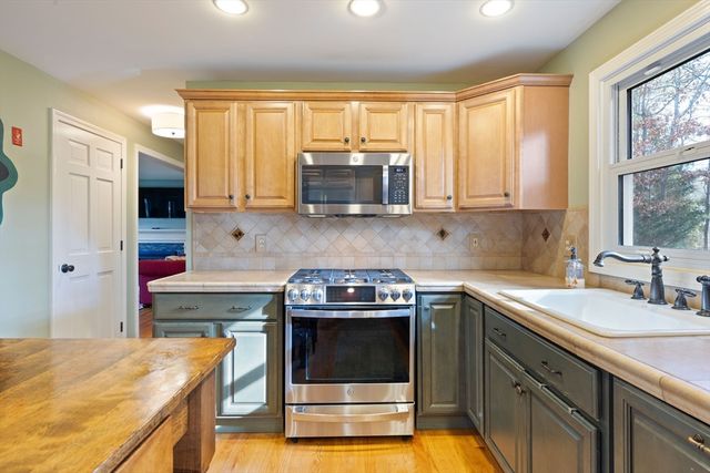 59 Campbell Dr, Easthampton, MA 01027