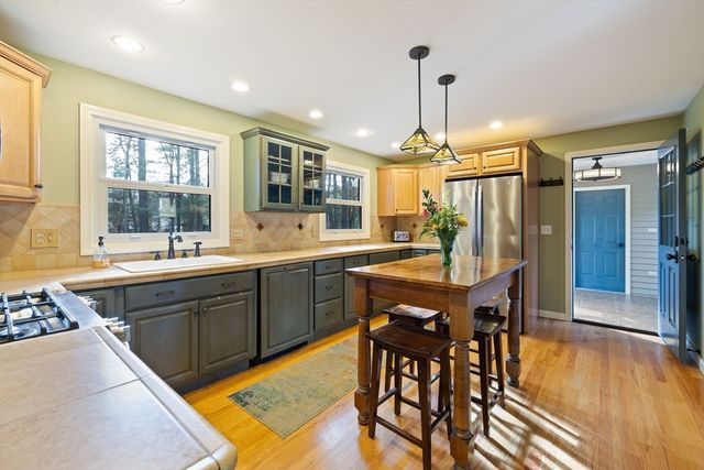 59 Campbell Dr, Easthampton, MA 01027