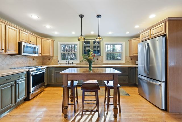 59 Campbell Dr, Easthampton, MA 01027