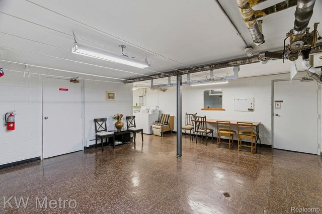 2925 W 13 Mile Road 405, Royal Oak, MI 48073