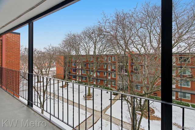 2925 W 13 Mile Road 405, Royal Oak, MI 48073