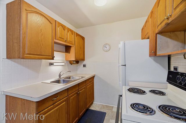 2925 W 13 Mile Road 405, Royal Oak, MI 48073