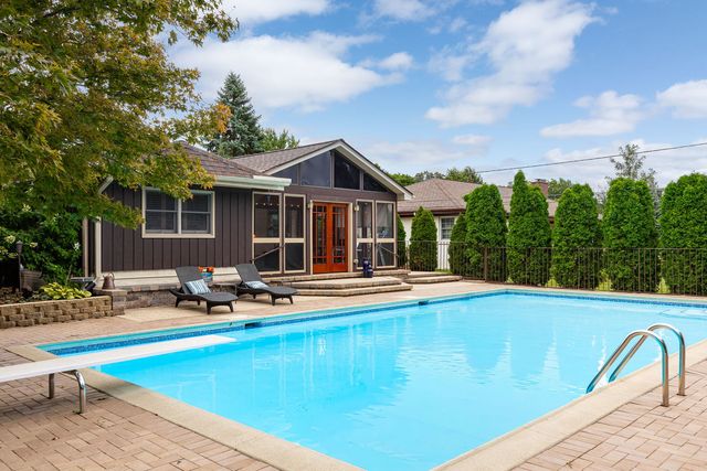 12 Meadowood Drive, Oak Brook, IL 60523