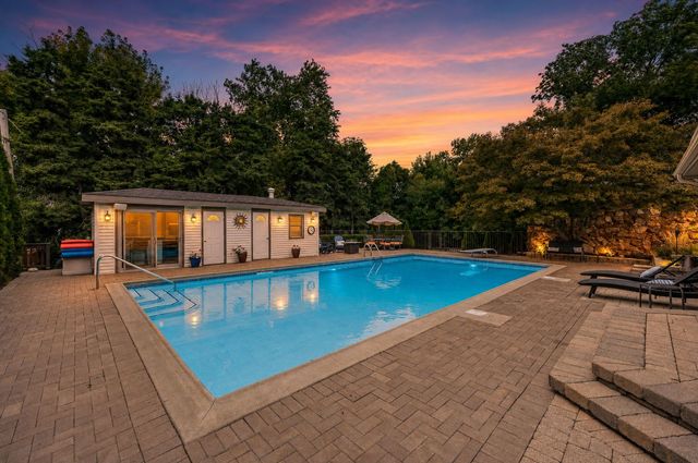 12 Meadowood Drive, Oak Brook, IL 60523