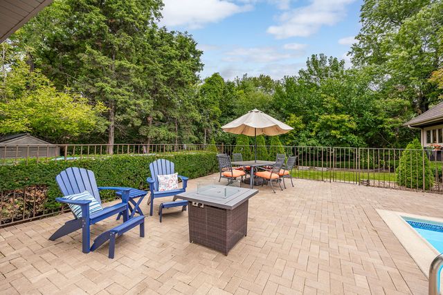 12 Meadowood Drive, Oak Brook, IL 60523