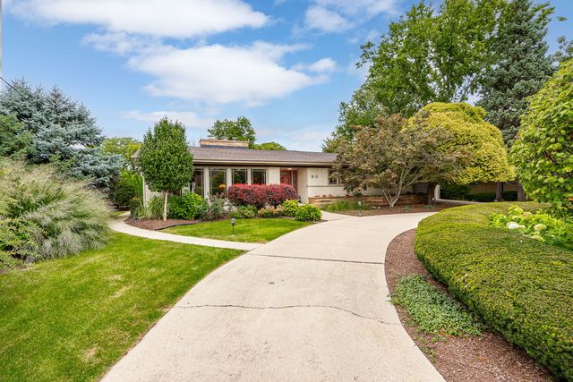 12 Meadowood Drive, Oak Brook, IL 60523