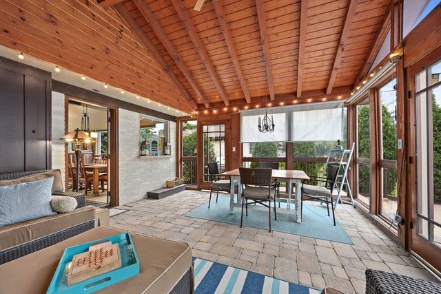 12 Meadowood Drive, Oak Brook, IL 60523
