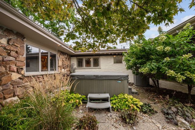 12 Meadowood Drive, Oak Brook, IL 60523