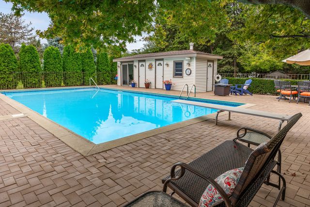 12 Meadowood Drive, Oak Brook, IL 60523