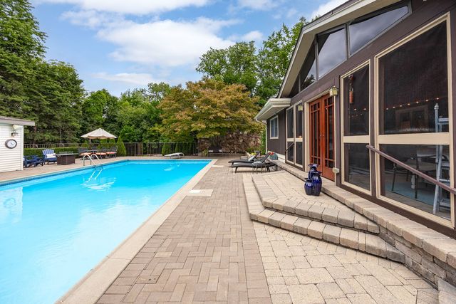 12 Meadowood Drive, Oak Brook, IL 60523