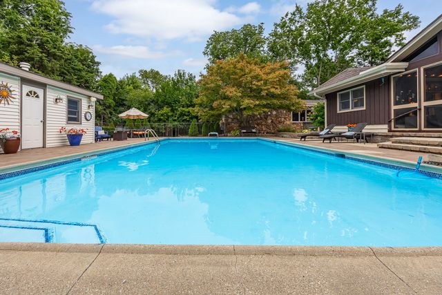 12 Meadowood Drive, Oak Brook, IL 60523